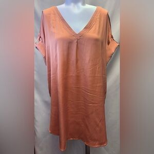 LYSSÉ NEW YORK Soft Satin short sleeve Santorini Top Color Pure Henna X-Large